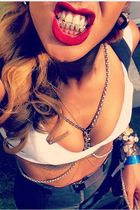 Extreme-Beauty-Rebels-Rihanna-Red-Lips-Grills.jpg