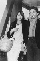 Jane-Birkin-basket-bag-1977-04-26-with-serge-in-london-to-publicise-their-film-Je-Taime--Mon-Non-Plus-G.jpg